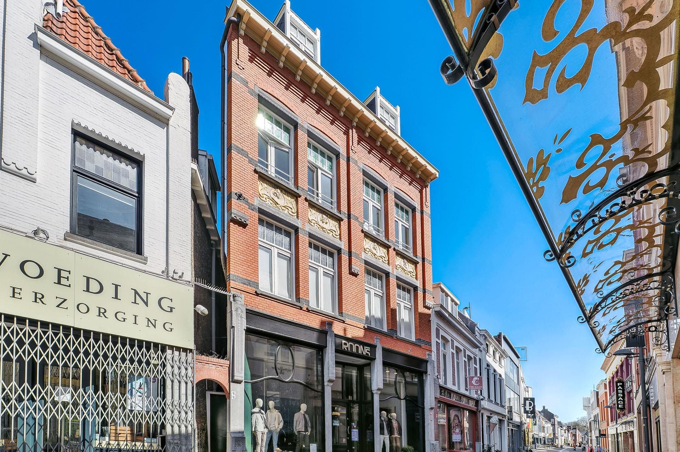 Woning aan de Raadhuisstraat te Roosendaal | 1102.00EUR PM