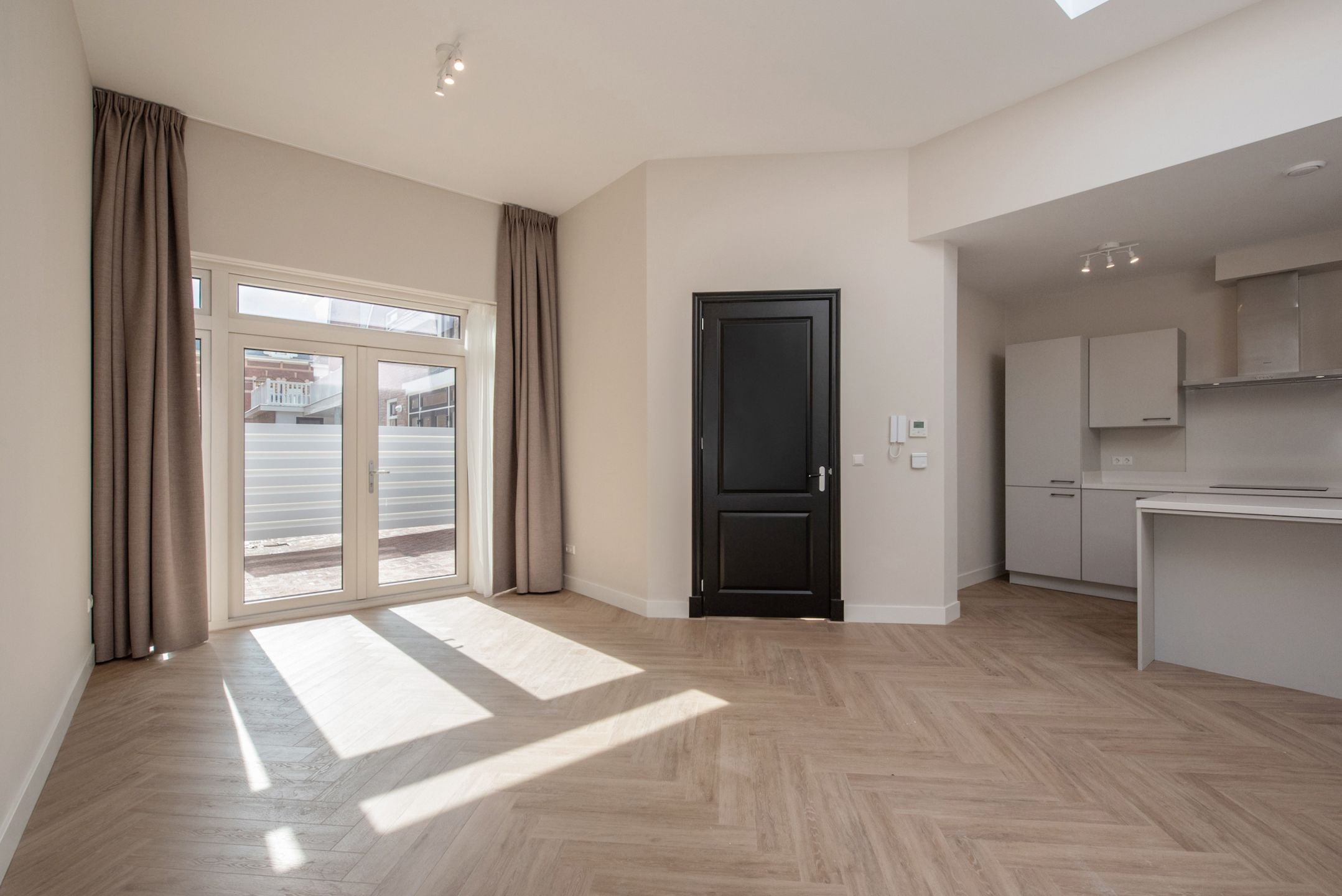 Woning aan de Dirk Hoogenraadstraat te Den Haag | 2700.00 EUR